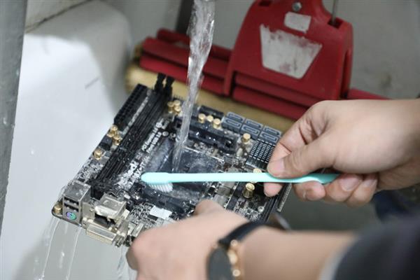 主板水洗可行嗎？實測結(jié)果打破傳統(tǒng)認(rèn)知