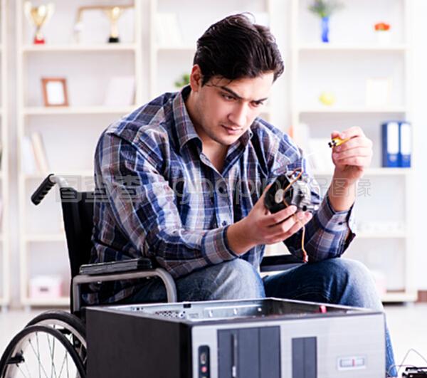 輪椅上的技術(shù)修復(fù)師 一位殘疾人的計算機(jī)與輔助設(shè)備修理之路